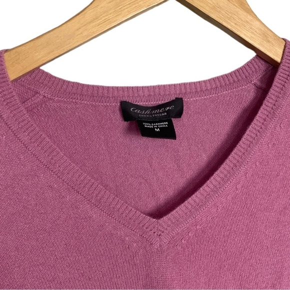 Cashmere Lord & Taylor Long Sleeve V-Neck Pullover Top Size Women’s Medium - Picture 3 of 10
